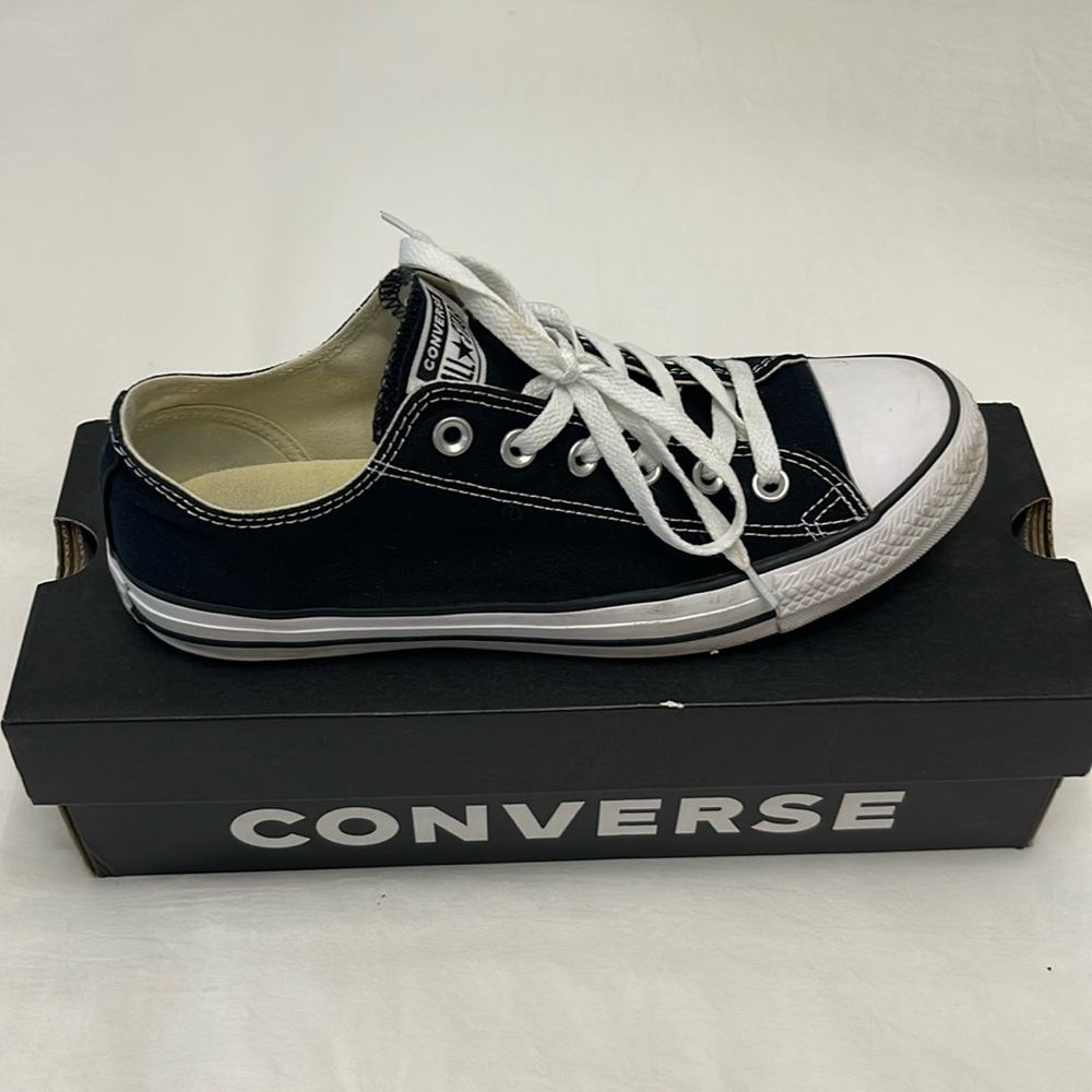 Black low top men’s converse